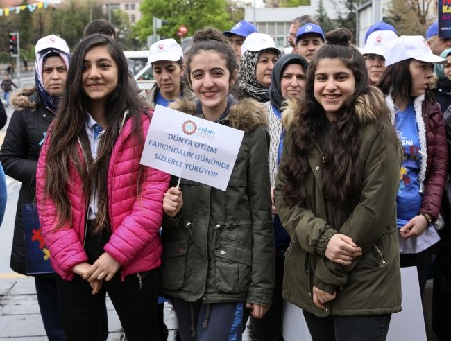 Aile ve Sosyal Politikalar Bakanlığı çalışanları, otizm farkındalığı için yürüdü